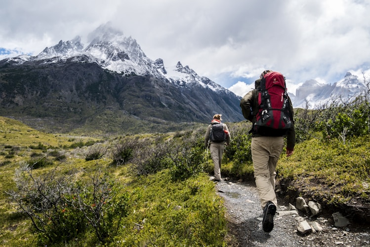 登山运动员在雄伟雪山脊背上攀登的壮丽场景 - 世界登山锦标赛